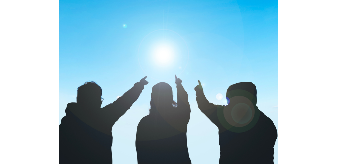 三者が同じ方向を